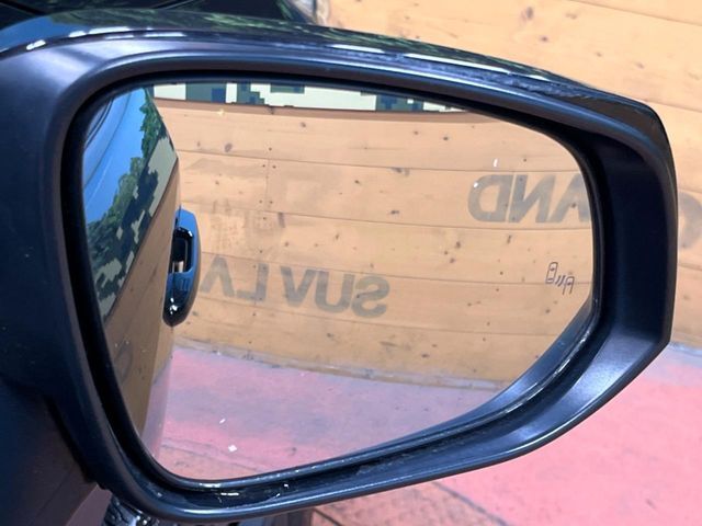 【ブラインドスポットモニター】走行中、ドアミラーの死角になりやすい箇所に後続車が接近するとサイドミラーのレンズに警告を表示！ドライバーに注意喚起をしてくれます。