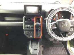 視野移動が少なく、運転に必要な機能をまとめ使いやすさのある運転席まわりです。