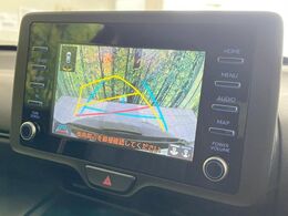 【バックカメラ】駐車時に後方がリアルタイム映像で確認できます。大型商業施設や立体駐車場での駐車時や、夜間のバック時に大活躍！運転スキルに関わらず、今や必須となった装備のひとつです！