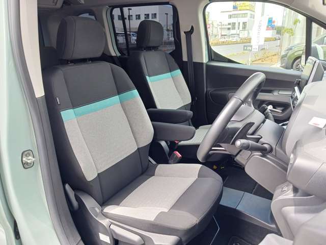 長時間の運転にも疲れにくいしっかりとしたシートになります。