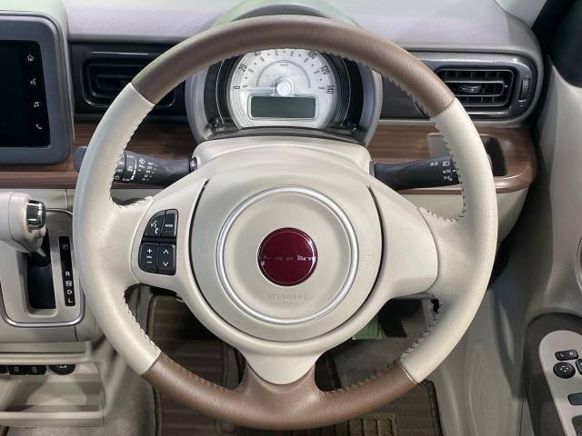 【純正革巻きステアリング】上質な革を使用することで、手にしっかり馴染みとても運転しやすいハンドルです♪