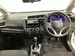 車内は光触媒抗菌消臭施工済です。インパネ周りはスタイリッシュなデザインで機能や装備も充実しています。グローブボックスやカップホルダーのほかにトレーなどたくさんの収納スペースが付いています。
