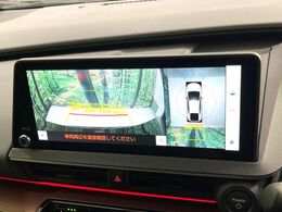 【パノラミックビューモニター】専用のカメラにより、上から見下ろしたような視点で360度クルマの周囲を確認することができます☆死角部分も確認しやすく、狭い場所での切り返しや駐車もスムーズに行えます。