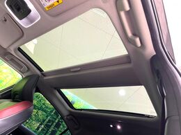 【ガラスルーフ】ガラスルーフ搭載で車内の解放感が一気にアップ！開放的なドライブをお楽しみいただけます。