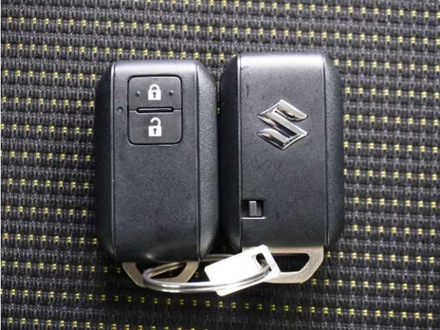 ◆スマートキー◆カギをバッグやポケットに入れたままでもドアロックの開閉ができる『スマートキー』付き！雨天や暗くなってもカギを取り出す必要がなくドアの開錠＆エンジンも始動できます