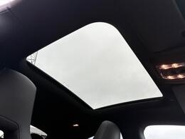 メーカーオプションのパノラミックスライディングルーフ装備☆高級車やSUV車など幅広く好まれるメーカーオプション装備の一つ☆車内に自然光の明るさを取り入れることができます☆