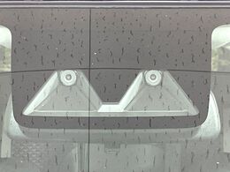 【スマートアシスト】走行中に前方の車両等を認識し、衝突しそうな時は警報とブレーキで衝突回避と被害軽減をアシスト。より安全にドライブをお楽しみいただけます。