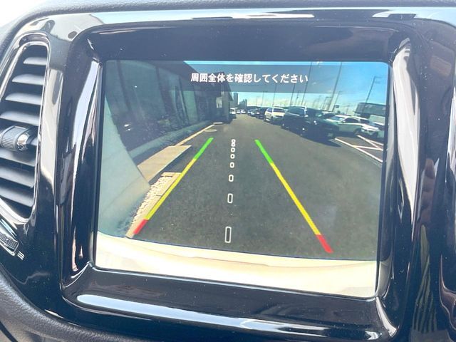 ●ガイドライン付きバックカメラ：不安な駐車もこれで安心！ガイドライン付きなので狭い箇所での駐車もラクラクです！