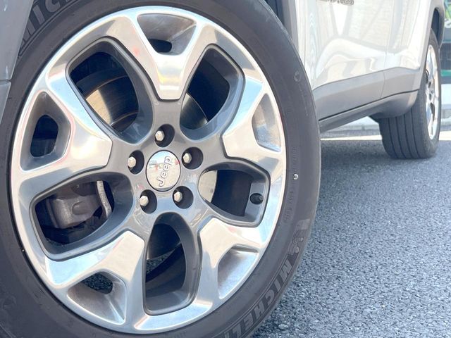 ●純正18インチアルミホイール：輸入車ならではの卓越した走りを支えるホイールと足回りです！日本車の走りに慣れている方にもぜひ体感して頂きたいほど、高いレベルでまとまっています！