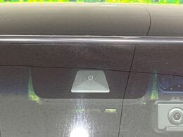 【ホンダセンシング】走行中に前方の車両等を認識し、衝突しそうな時は警報とブレーキで衝突回避と被害軽減をアシスト。より安全にドライブをお楽しみいただけます。