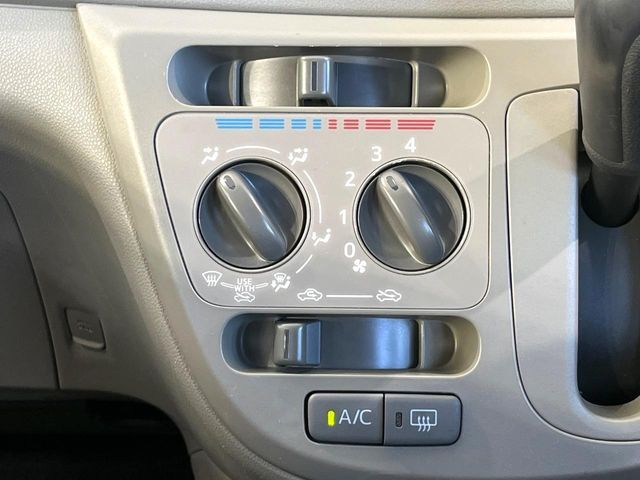 寒い冬も暑い夏も全席に快適な空調を届けてくれる、ダイヤル式エアコンを装備♪