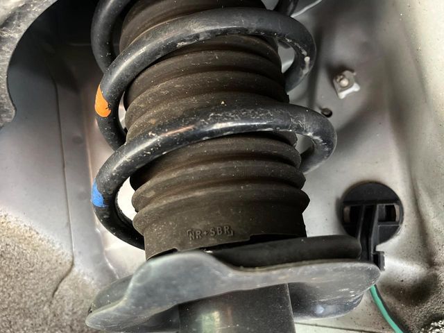 お車を安心してお乗りいただく為には、足回りの定期点検が欠かせません。サービスサポート（有償保証）では無料点検もご提供しており、安心のカーライフをお過ごしいただけるサポート体制が整っています。