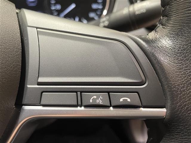 ステアリングスイッチを使うことで、「運転中電話に触れずに電話に出る」「カーオーディオを切り替える」「音量調節をする」といったハンズフリー操作を行うことができる。