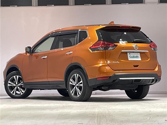 お車を左後ろから見るとこのような感じになります。テールランプやドアバイザー等装備品を確認できます。