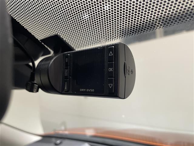 主に自動車事故発生時の映像など状況記録を目的に設置されます。安全指導に役立てる利用方法もあります。