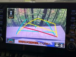【バックカメラ】駐車時に後方がリアルタイム映像で確認できます。大型商業施設や立体駐車場での駐車時や、夜間のバック時に大活躍！運転スキルに関わらず、今や必須となった装備のひとつです！