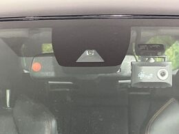 【トヨタセーフティセンス】走行中に前方の車両等を認識し、衝突しそうな時は警報とブレーキで衝突回避と被害軽減をアシスト。より安全にドライブをお楽しみいただけます。