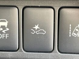 【エマージェンシーブレーキ】走行中に前方の車両等を認識し、衝突しそうな時は警報とブレーキで衝突回避と被害軽減をアシスト。より安全にドライブをお楽しみいただけます。