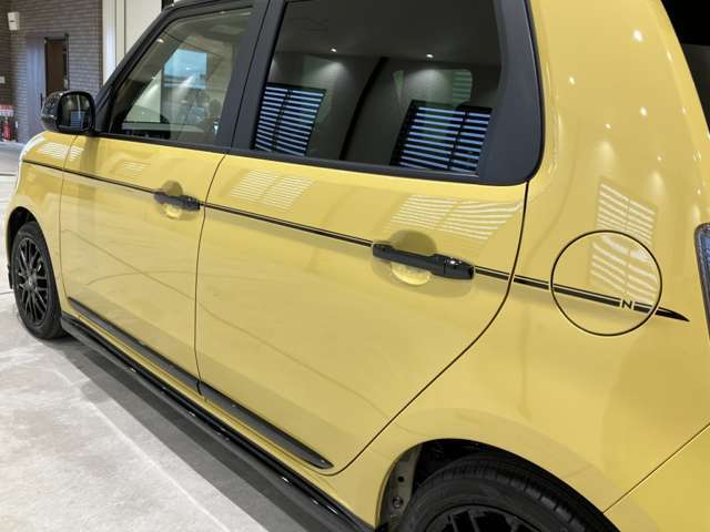 シャープさを感じさせるピンストライプデカールです。さりげない「N」のワンポイントもかっこいいですね！
