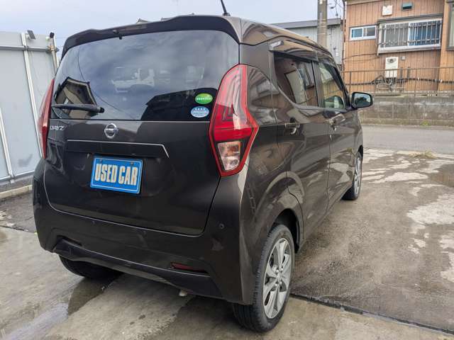 ペットボトルが収まるドリンクホルダーも装備しています☆