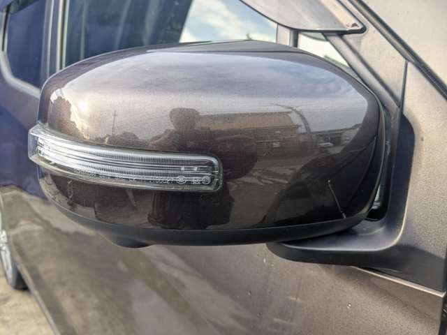 電動格納ミラーで調節も簡単にできます！