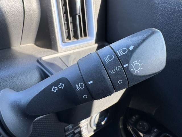 「オートライト」　暗くなると自動でライトが点灯し、安全運転を手助け！