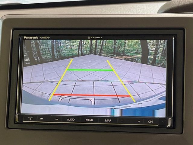 【バックカメラ】駐車時に後方がリアルタイム映像で確認できます。大型商業施設や立体駐車場での駐車時や、夜間のバック時に大活躍！運転スキルに関わらず、今や必須となった装備のひとつです！