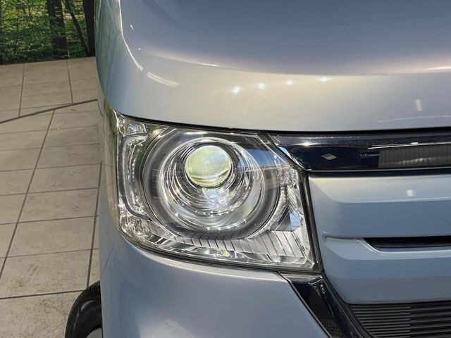 【LEDヘッドライト】悪天候や夜間走行時も良好な視界を確保し安心して運転できる高輝度LEDヘッドライトを装備！点灯速度が早く、消費電力も抑えられています。