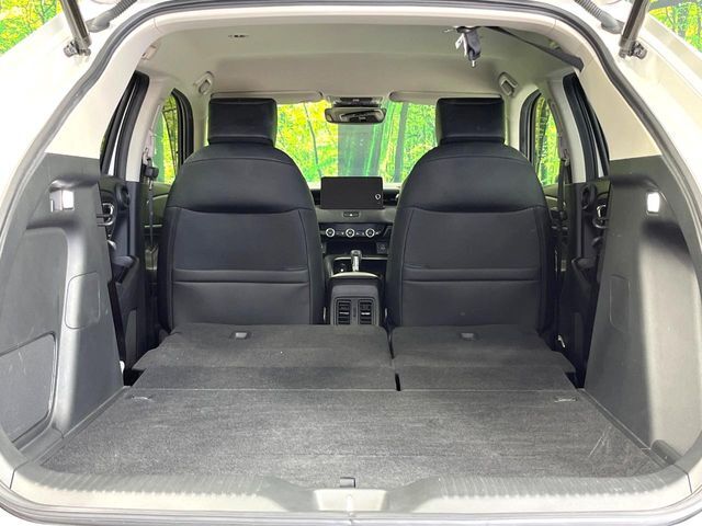普段のお買い物や通勤、送迎等に十分な荷室スペースを確保しております。セカンドシートを倒すと、大きな荷物の積載も可能です♪
