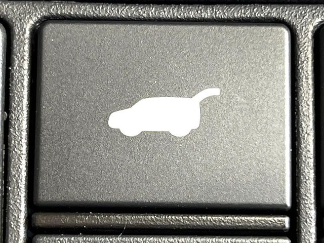 【パワーバックドア】スマートキーや運転席のボタンを押すだけでリアゲートが自動で開閉します！荷物を持っている時や、高い位置にあるバックドアを閉める際に便利な機能です♪