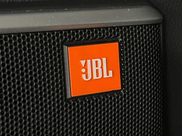 【JBLサウンドシステム】メーカーオプションの高品位サウンドシステムを搭載。専用のチューニングが施された大小様々なスピーカーから良質なサウンドが奏でられ、臨場感あふれる音響空間を演出します。