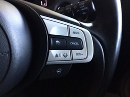 【アダプティブ・クルーズ・コントロール】予め設定した車速内でクルマが自動的に加減速。 前走車との適切な車間距離を維持しながら追従走行し、高速道路でのドライバーの疲労を軽減してくれる嬉しい機能付♪