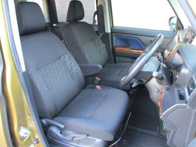 フロントシートは広さ重視の形状で座り心地がよくゆったりとご乗車できます。
