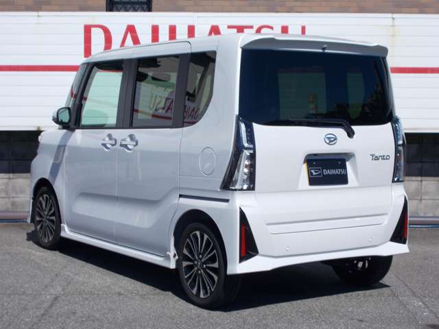 自社中古車専用板金工場で仕上げ済みの展示車を多数取り揃えています。