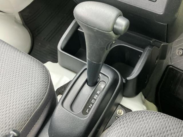 WECARSの展示場では実際に見て、触ってお車をお選びいただけます！知識の豊富な営業スタッフが様々なカーライフをご提案いたします！