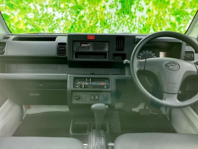 WECARSでは各商談席に大型モニターをご用意しております！見やすい大画面でゆったりと全国の在庫をご覧いただけます！是非ご来店お待ちしております！