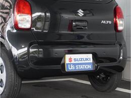 【リアパーキングセンサー】バンパーに付いたセンサーが障害物を検知。一定の距離に近づくとアラートで教えてくれます。狭い駐車スペースや車庫入れ時も安心です。