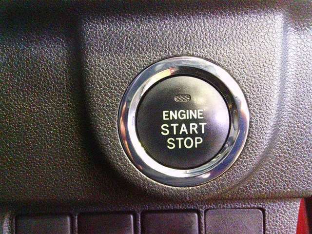 スマートキー＆プッシュスタートシステムです！ボタンを押すだけでエンジンのON、OFFが出来ます！とっても便利ですよ
