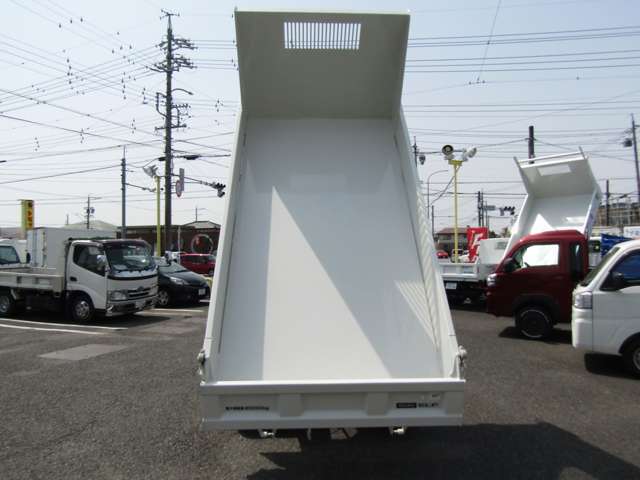 もちろん荷台床にキズや凹みはなくキレイな状態を維持しています♪