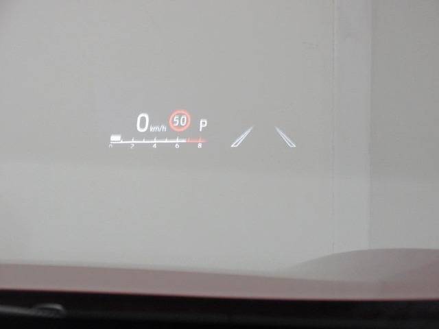 【ヘッドアップディスプレイ】は車速等をフロントガラスに照射し表示してくれます　運転時の視線移動が減り安全運転にも貢献♪