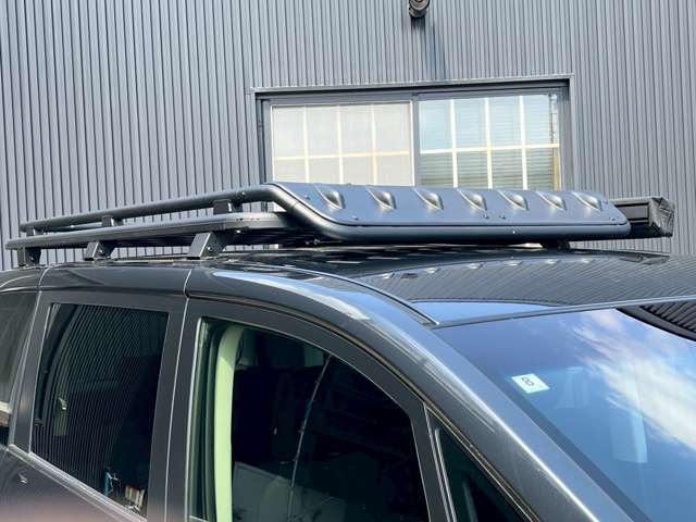 オートフラッグスのBUSTERSのルーフキャリアです！車中泊の時はキャリアに荷物を積んで車内の快適な空間を保ってくれます♪