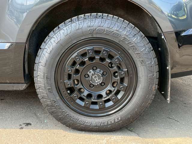BLACK RHINOの16インチホイルにオープンカントリーATをインストール♪車中泊仕様にぴったりな足元に♪