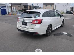 視界の妨げとなるピラーやドアミラーを工夫しスバルの車は前後左右どこからでも1M程度の高さの物が認識できるよう設計されています。例えば車の周りに子供がいてもすぐに認識でき事故を未然に防ぐことができます.