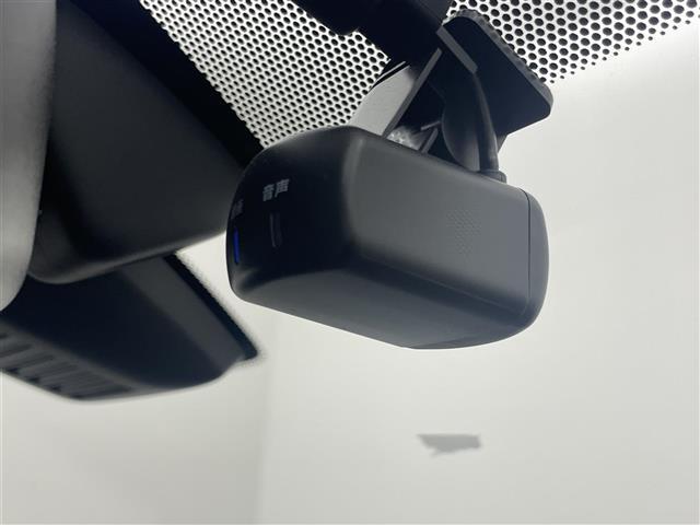 【ドライブレコーダー】映像・音声などの運転中の記録を残します。事故などを起こした起こされた時の証拠になりえますので、もしも時でも安心ですね。