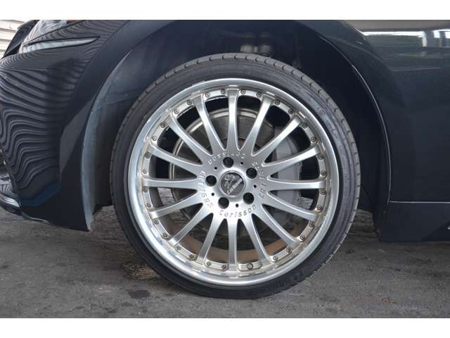 【前タイヤサイズ：245/35ZR21】
