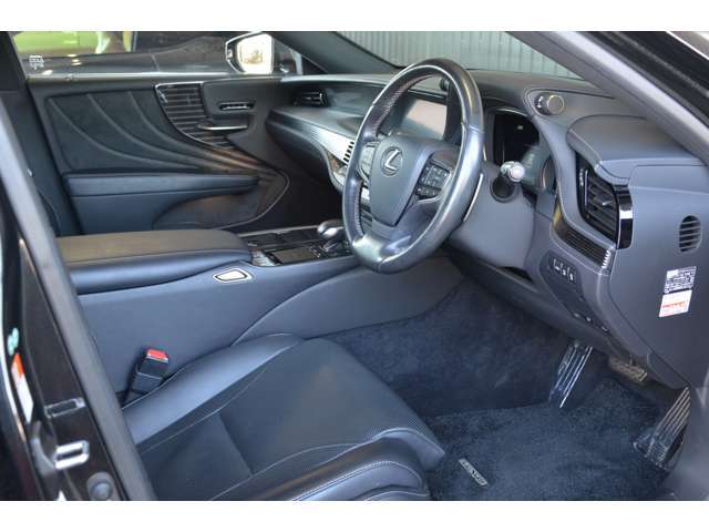 【運転席】提携ローン各種ご用意しております。色々な形の購入プランをご提案し、お客様のニーズに合わせてご紹介をさせて頂きます。まずは審査だけでもしてみたいというご依頼も大歓迎です。是非一度ご相談下さい。