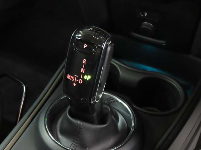 シフトレバー：ブレーキを踏んだまま右横のボタンを押しながら手前に引くとDのドライブギア。押しながら奥に倒すとRのリバースギアにします。