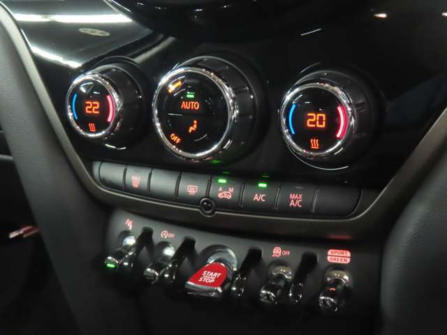 運転席と助手席で温度を変更できます。