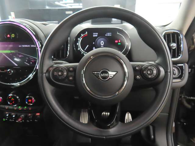 ハンドル：中央にはMINIのエンブレムが付いています。
