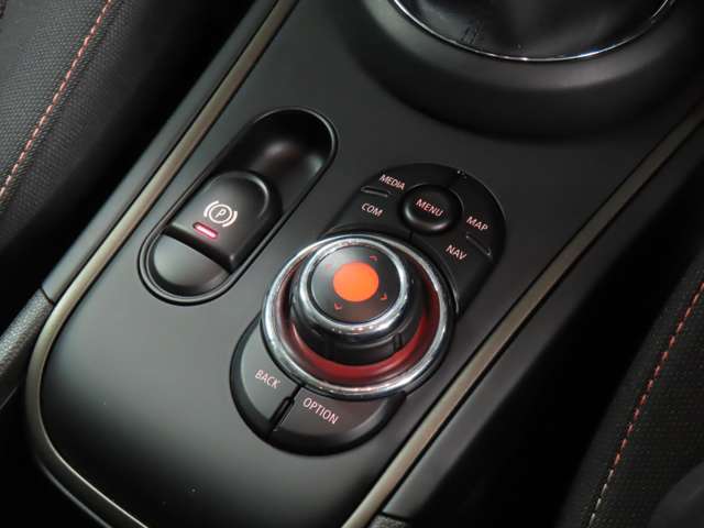 ダイアルを回してナビを操作できます。